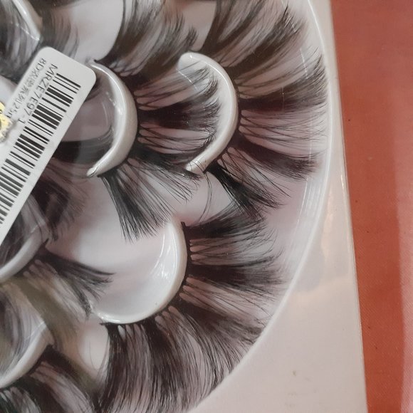 SALE!!! Brand New 25mm False Eyelashes - Picture 2 of 2